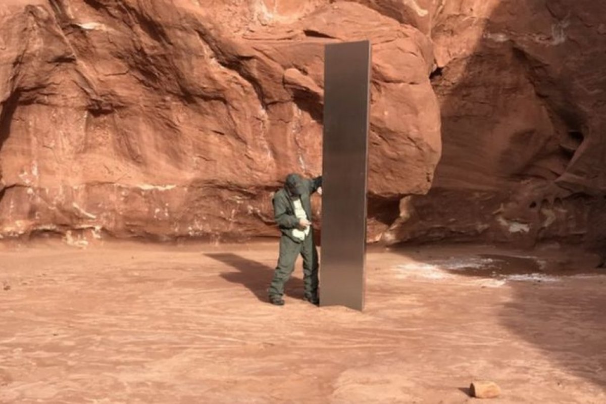 Monolito misterioso é encontrado em deserto nos Estados Unidos