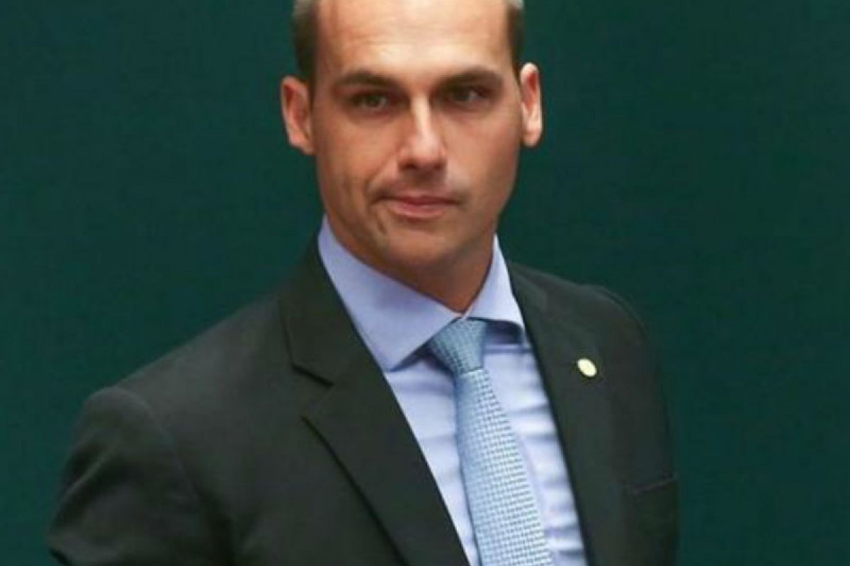 Após criticar 5G da China, Eduardo Bolsonaro apaga tweet