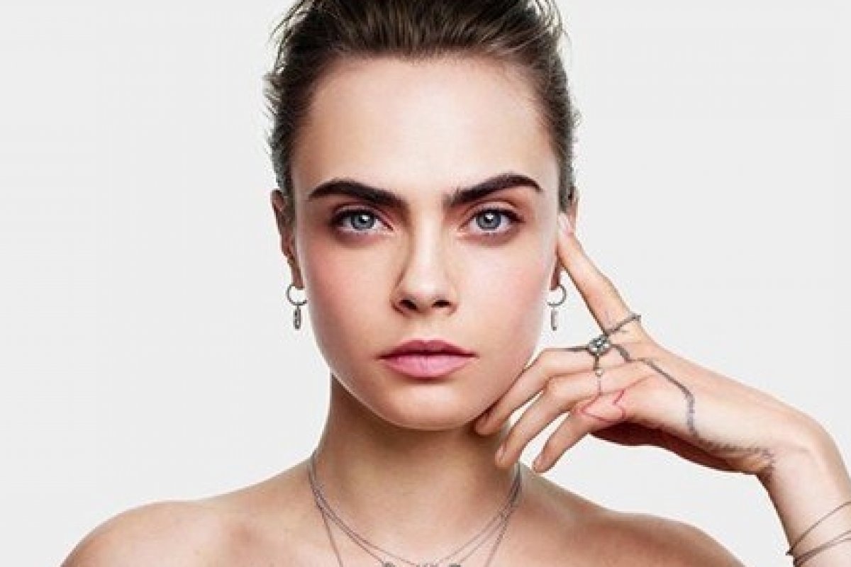 Cara Delevingne na campanha de Natal da Dior