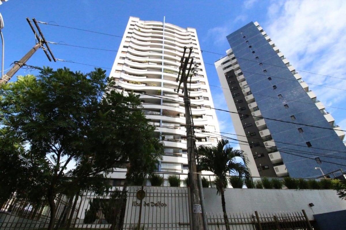 Acusado de fornecer armas e drogas para facção de Salvador é preso em carro de luxo