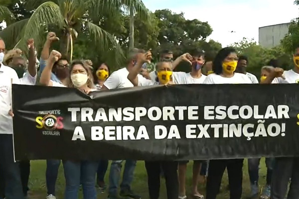 Profissionais do transporte escolar realizam protesto em frente à Governadoria nesta quarta-feira (25)