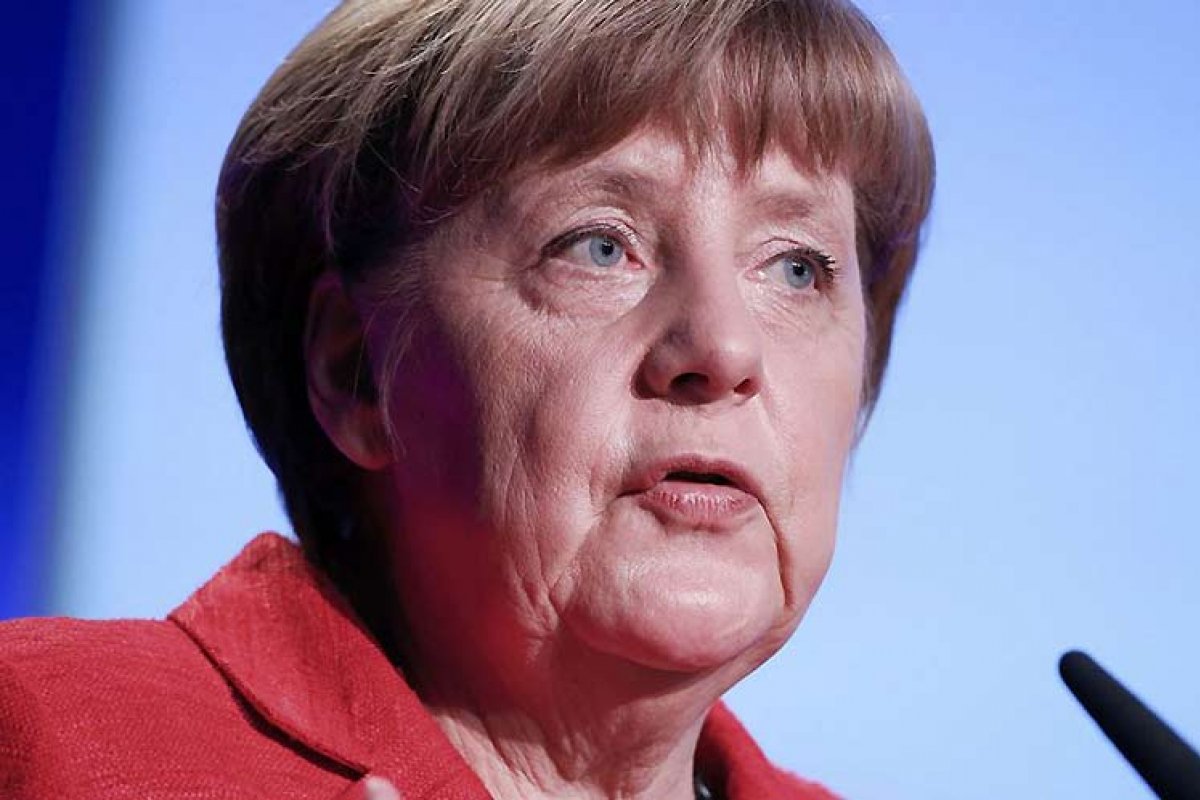 Motorista é detido após bater o carro no portão do escritório de Angela Merkel, em Berlim