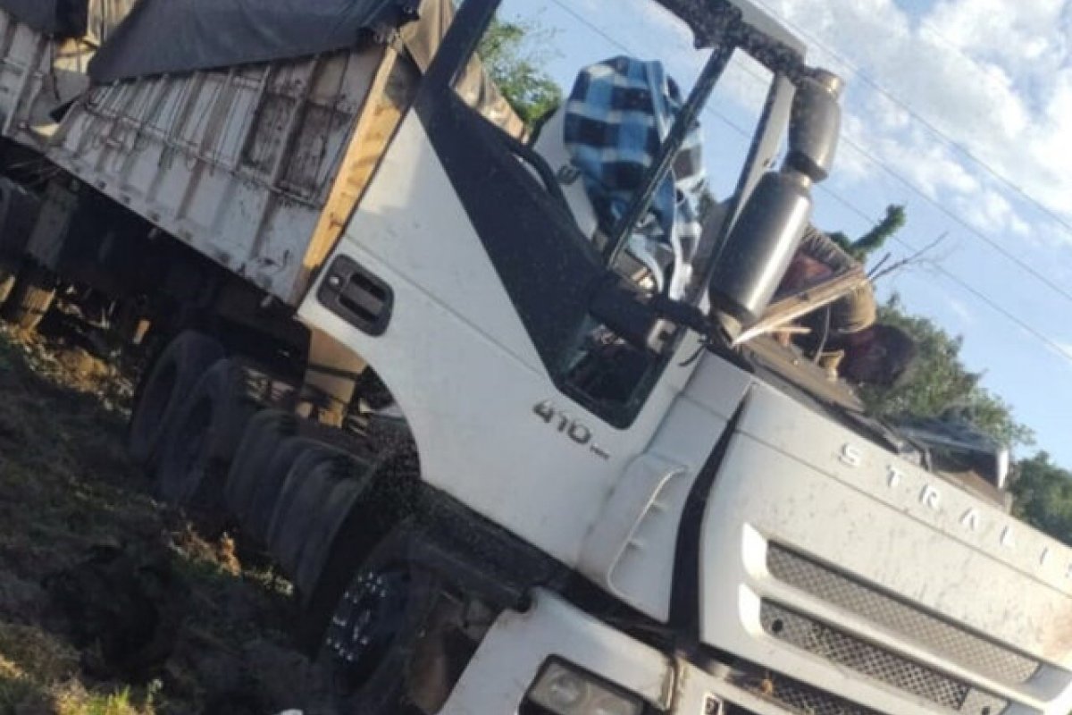 Batida entre ônibus e caminhão deixa 37 mortos no interior de São Paulo