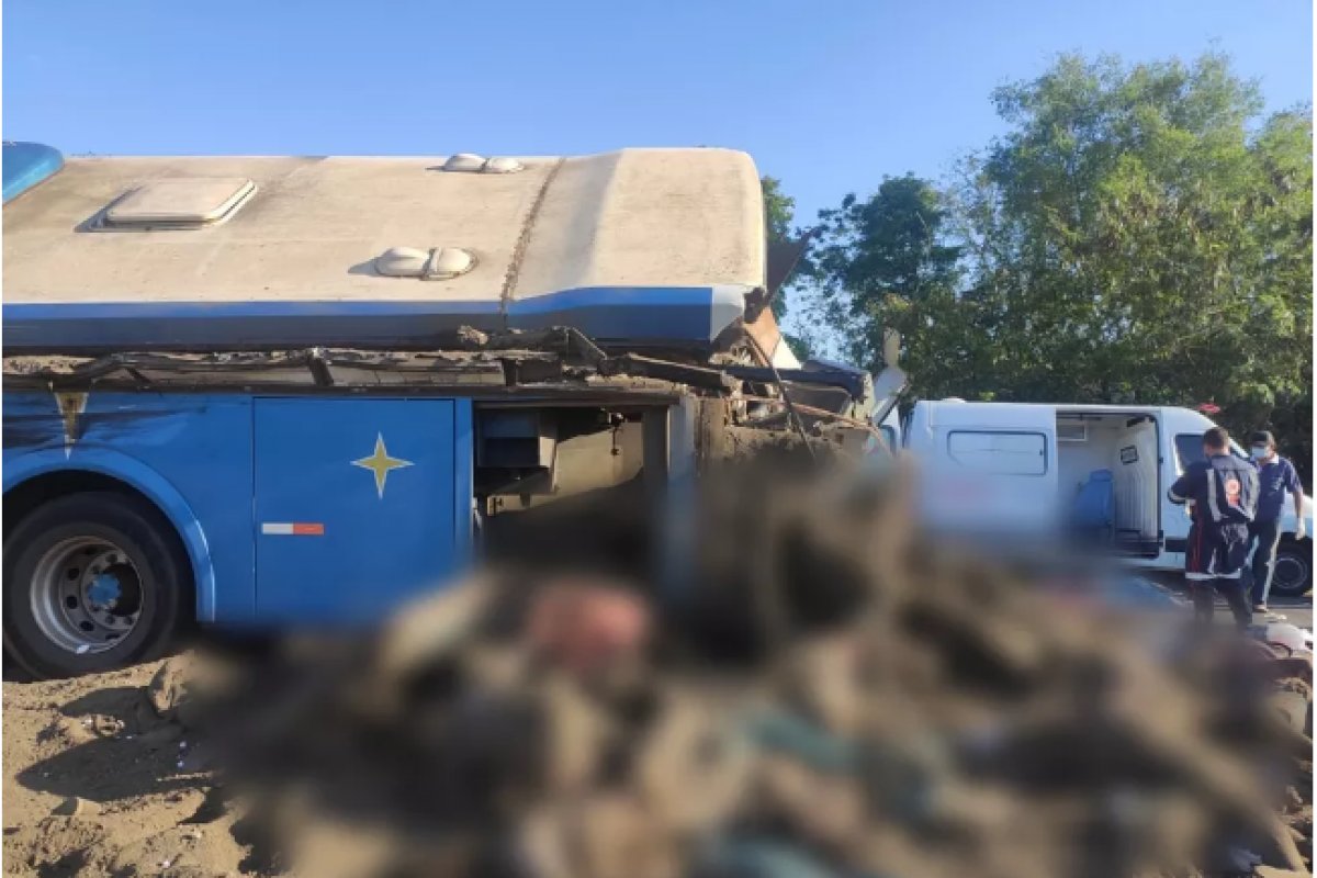 Batida entre ônibus e caminhão deixa 41 mortos em rodovia no interior de SP