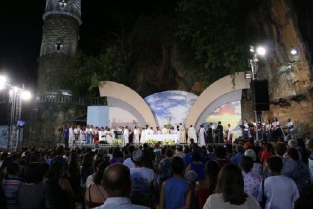 Romaria reúne milhares de fiéis em Bom Jesus da Lapa