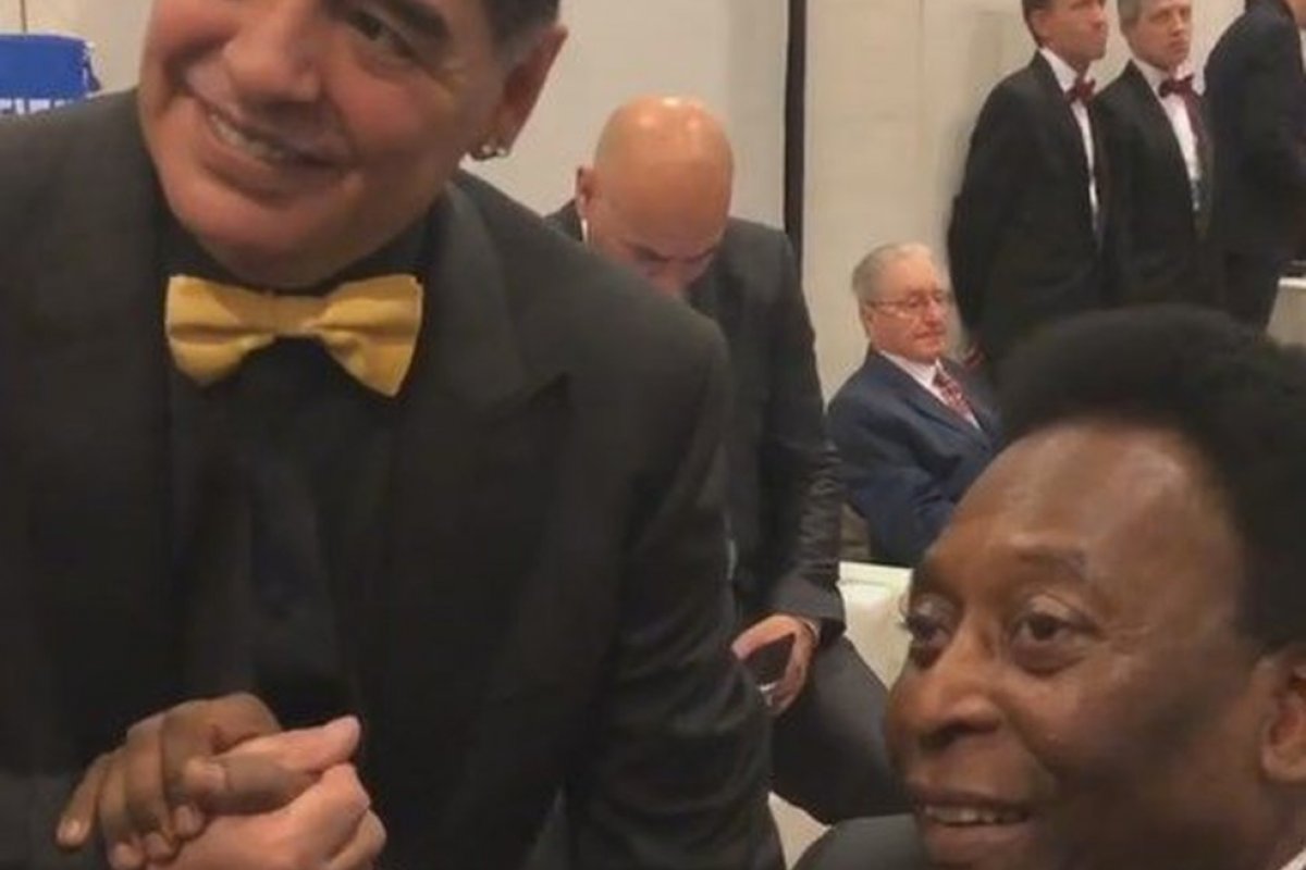 "Eu espero que possamos jogar bola juntos no céu", diz Pelé sobre Maradona