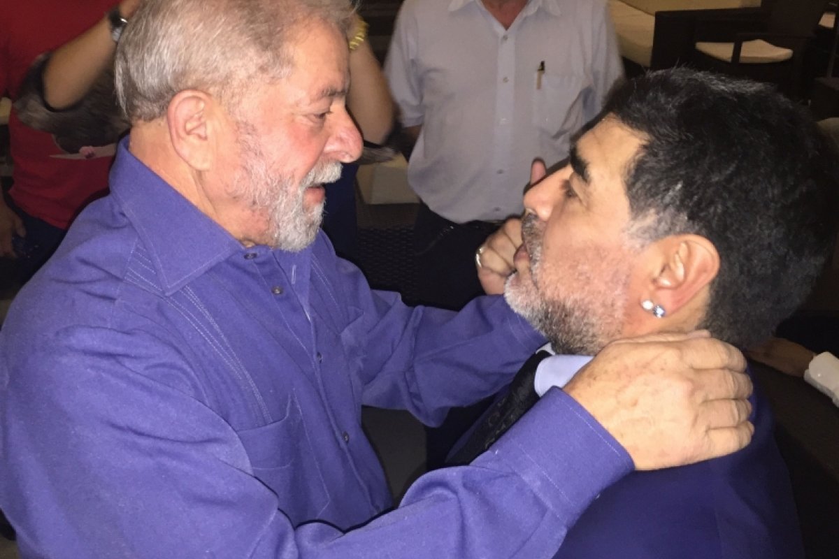 "Um grande amigo do Brasil", diz ex-presidente Lula por morte de Maradona