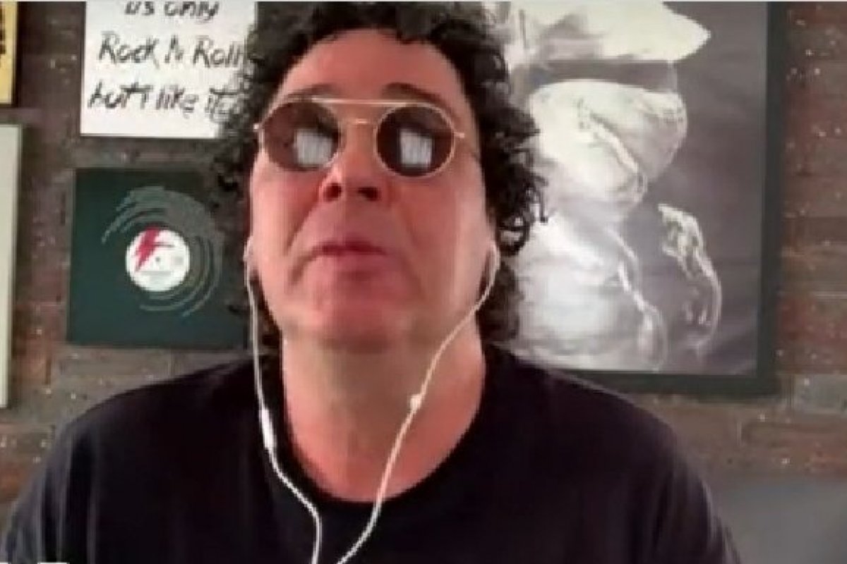 Vídeo: Casagrande chora ao vivo ao falar da morte de Maradona