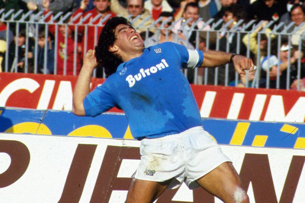 Nome do estádio de Nápoles, na Itália, passará a ser chamado de Diego Armando Maradona