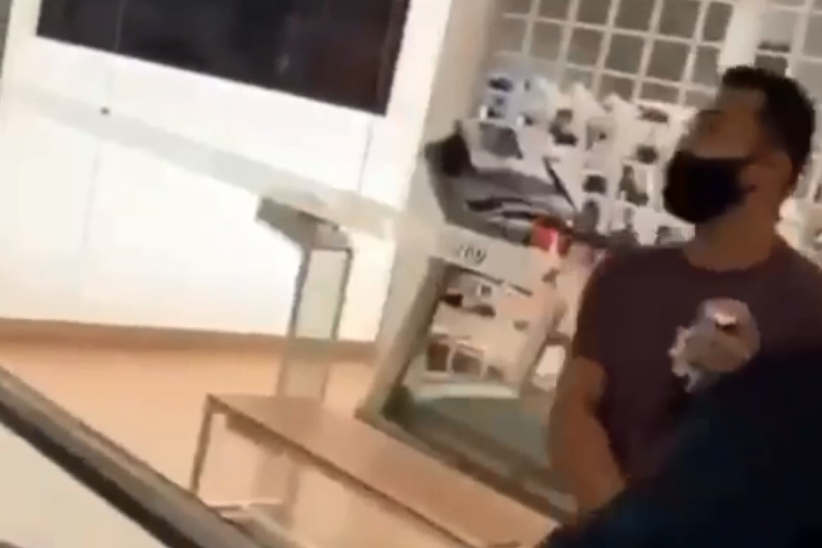 Cantor gospel, Juninho Black divulga vídeo da irmã sendo agredida por marido