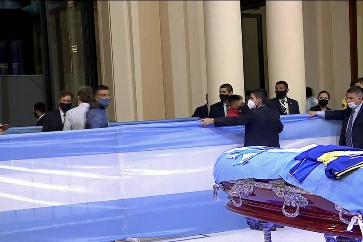 Argentinos ocupam a Casa Rosada para se despedir de Maradona