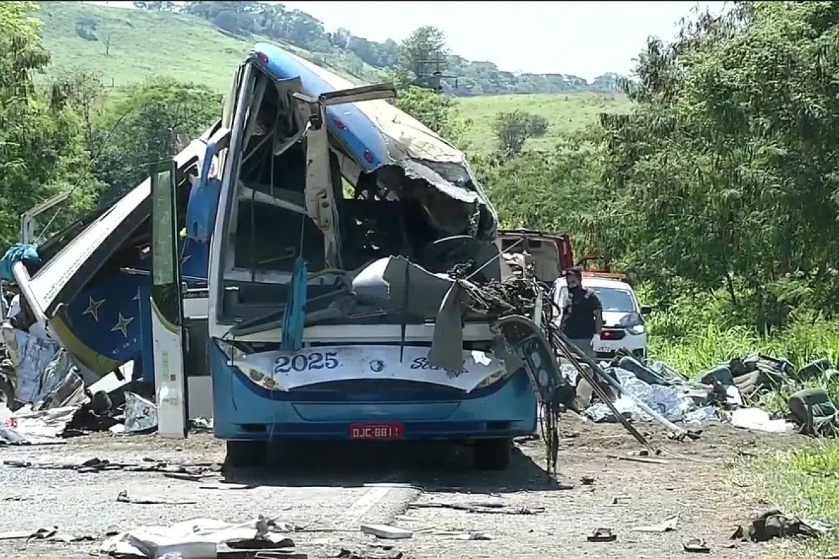 Vítimas da batida com 41 mortos foram arremessadas do ônibus, aponta bombeiro