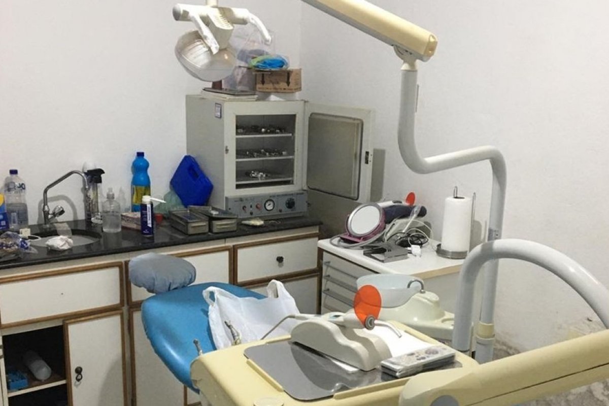 Homem é detido por exercício ilegal da profissão após atuar como dentista na Bahia