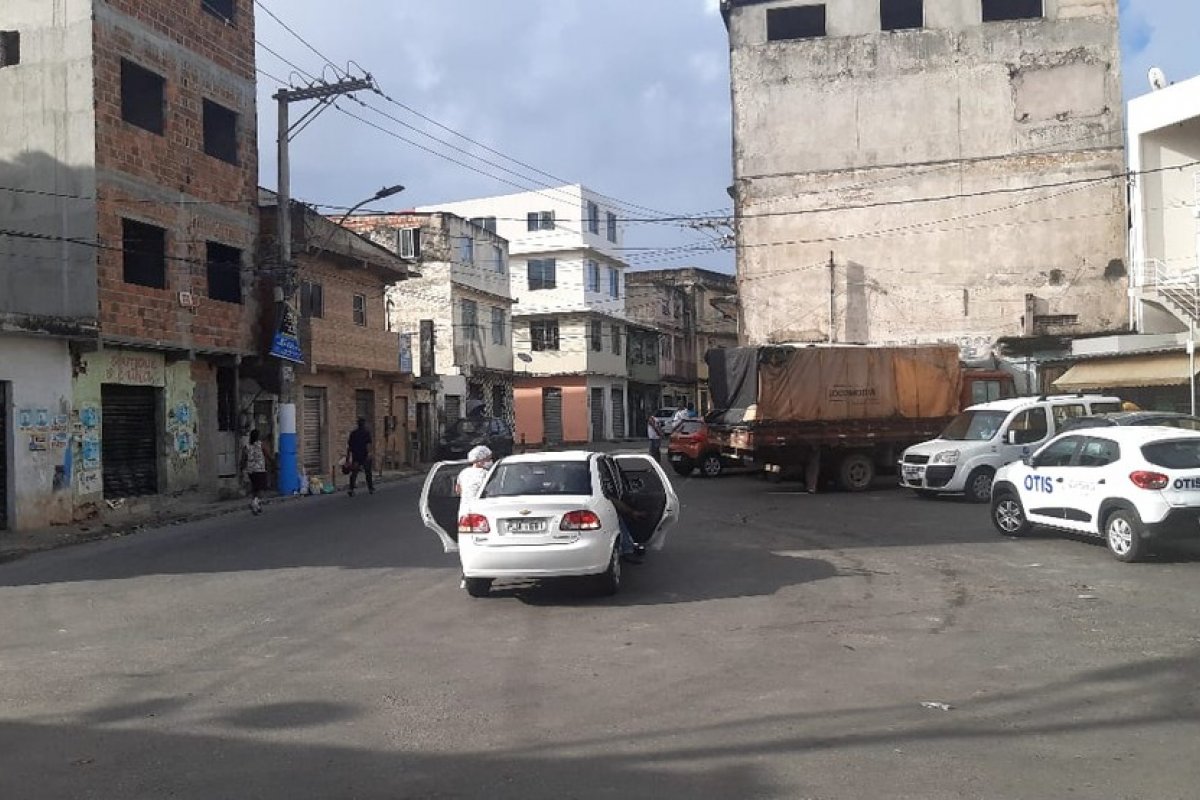 Rodoviários suspendem circulação de ônibus no final de linha da Capelinha de São Caetano em Salvador