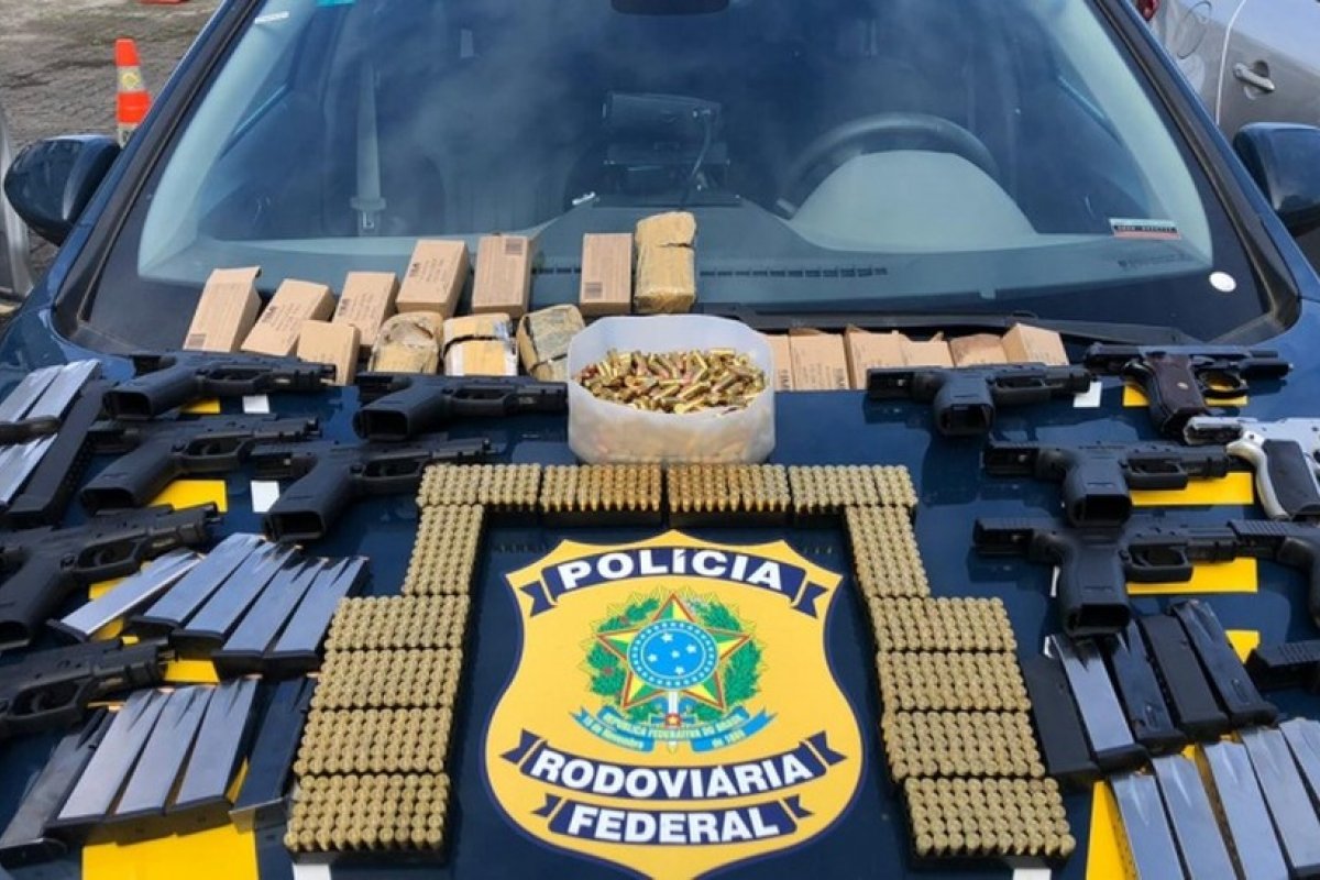 Homem é preso em Salvador após ser flagrado com armamento escondido em painel de carro