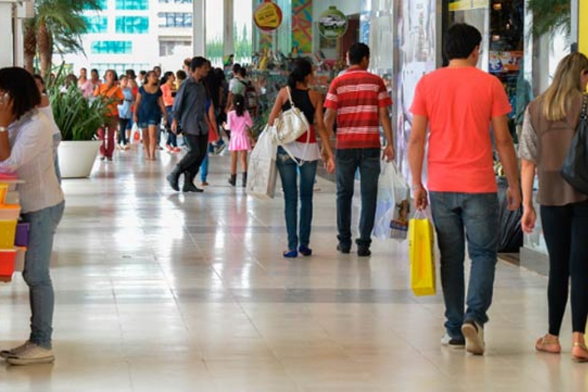 Índice de confiança do comércio cai 2,3 pontos em novembro, aponta FGV