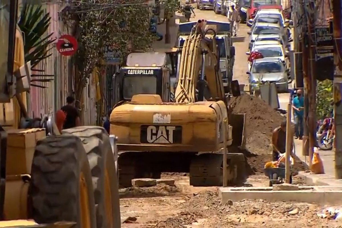 Moradores de Santo Antônio Além do Carmo cobram conclusão de obra de pavimentação prevista para terminar em julho
