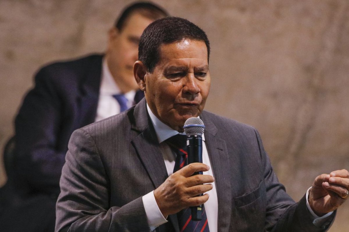 Mourão minimiza fala de Eduardo Bolsonaro a China e fala sobre diversificar relação