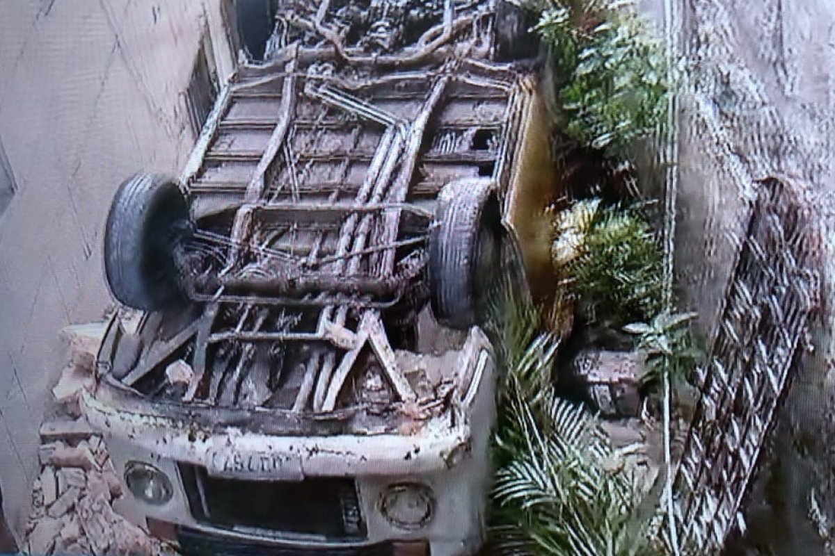 Motorista fica ferido após capotar carro em Brotas