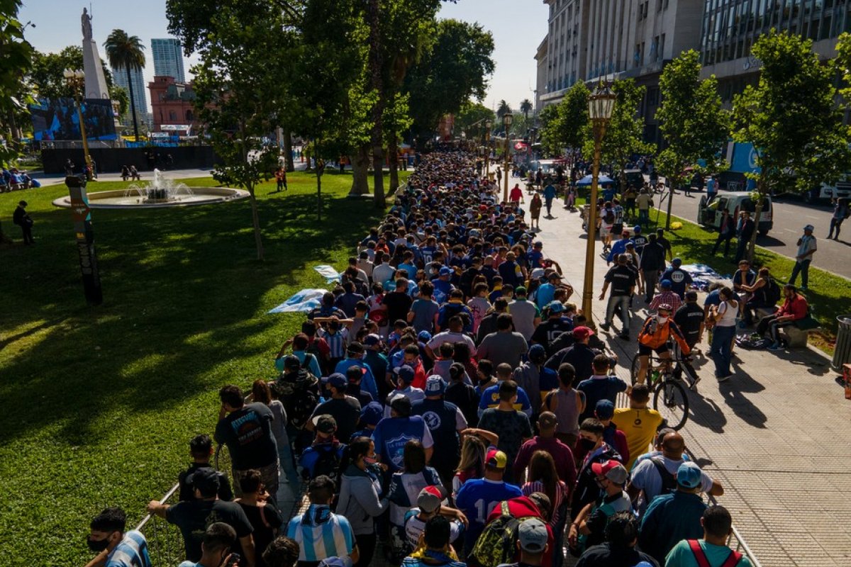 Multidão em velório de Maradona na pandemia gera polêmica