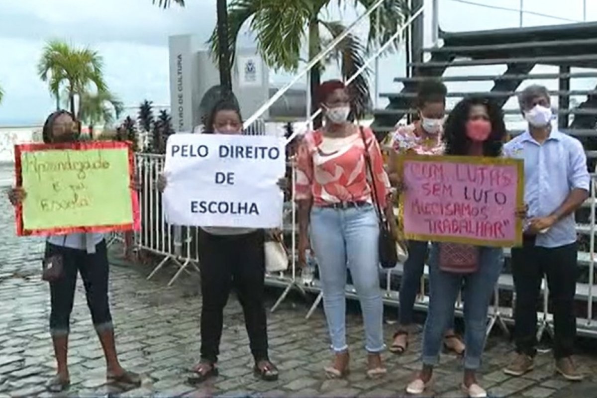 Manifestação em Salvador pede retorno das aulas presenciais