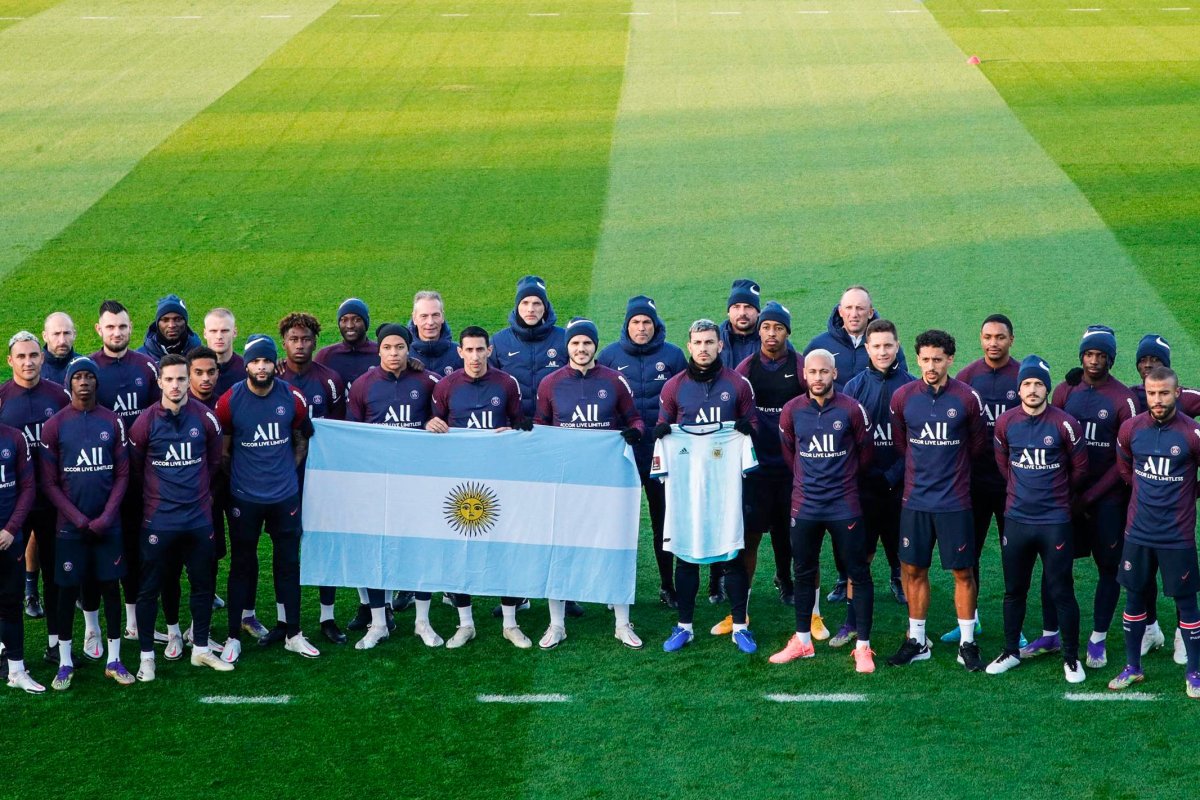 Em treinamento, PSG presta homenagem a Maradona