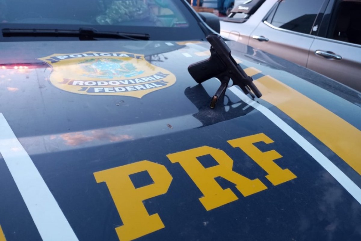 PRF apreende pistola e munições em veículo no interior da Bahia