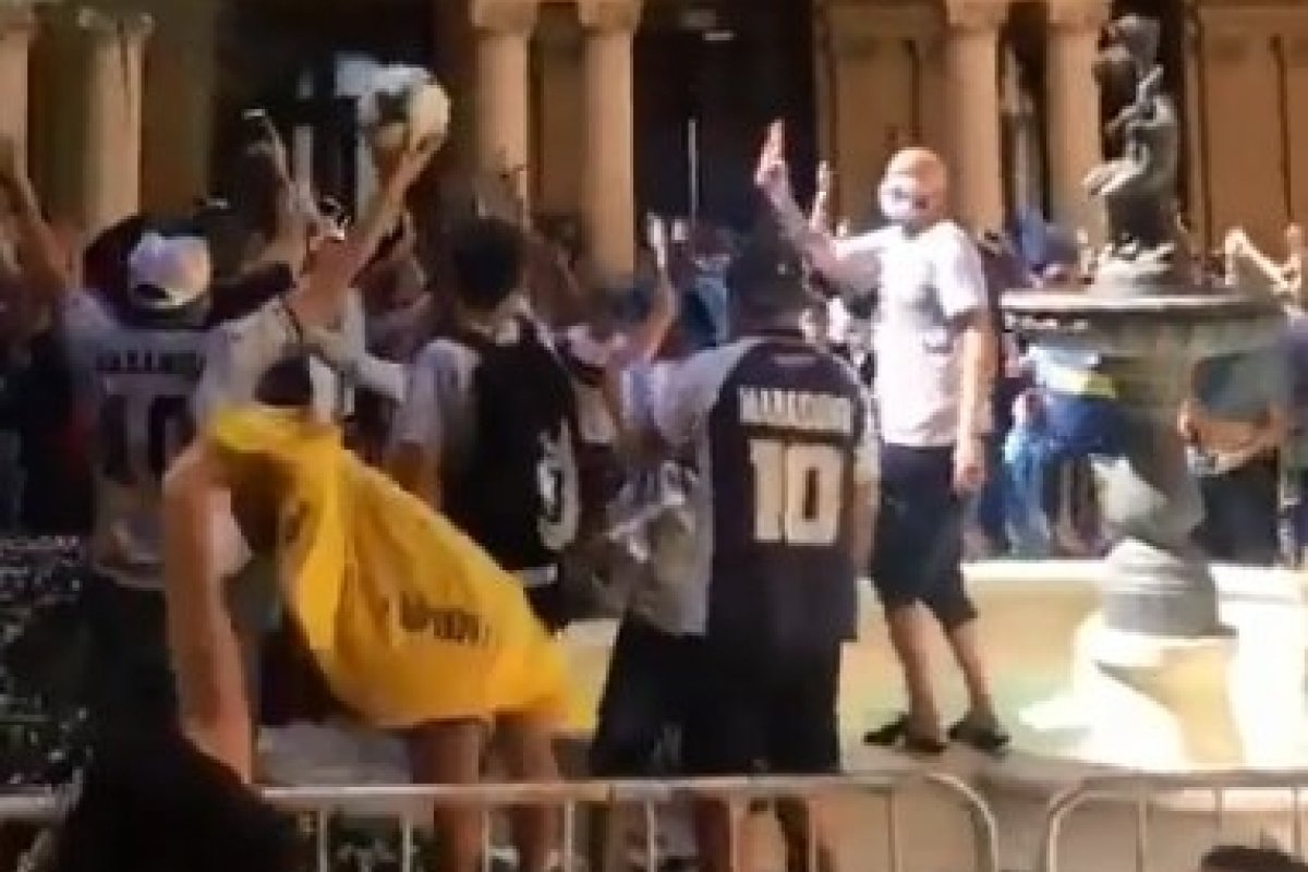 Público invade Casa Rosada, na Argentina, e entra em confronto com policiais 