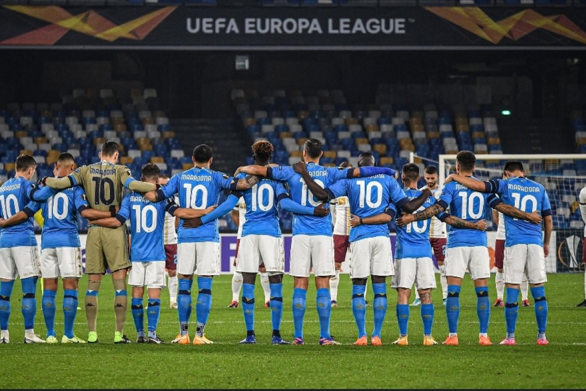 Vídeo: torcedores do Napoli prestam homenagem a Maradona em frente de estádio na Itália