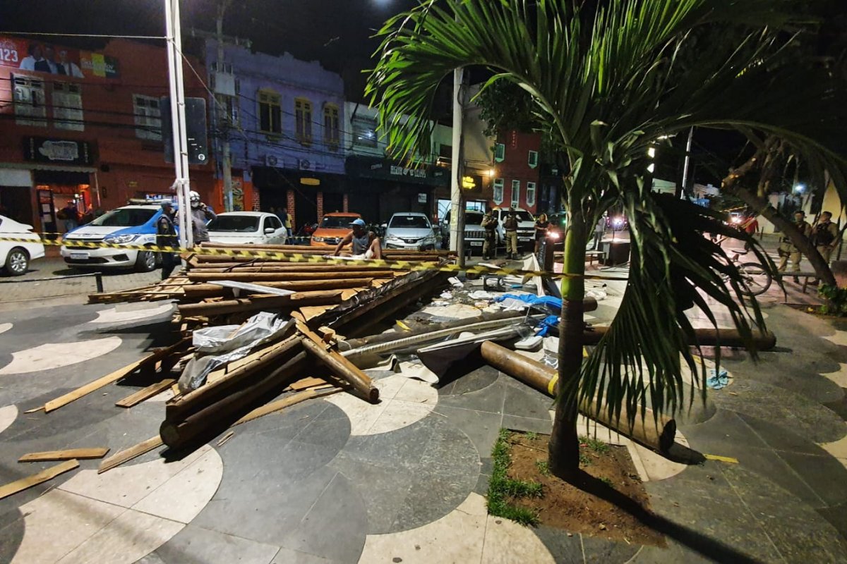 Vídeo: Barraca desaba e deixa quatro feridos no Rio Vermelho, em Salvador