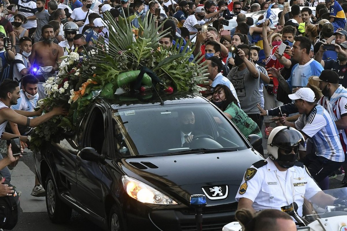 Maradona é enterrado ao lado dos pais, em Buenos Aires