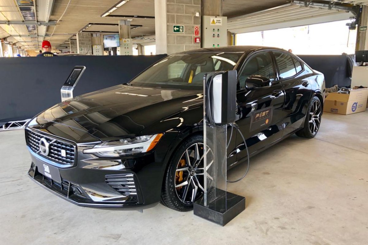 Volvo S60 híbrido com 420cv chega até outubro