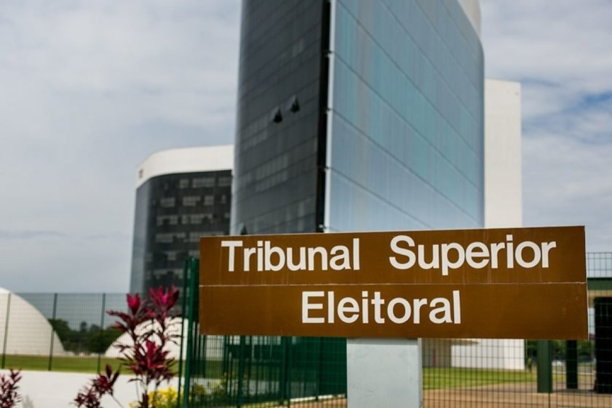 Segundo o TSE, 415 candidatos com pendencia eleitoral foram eleitos ou disputam 2º turno