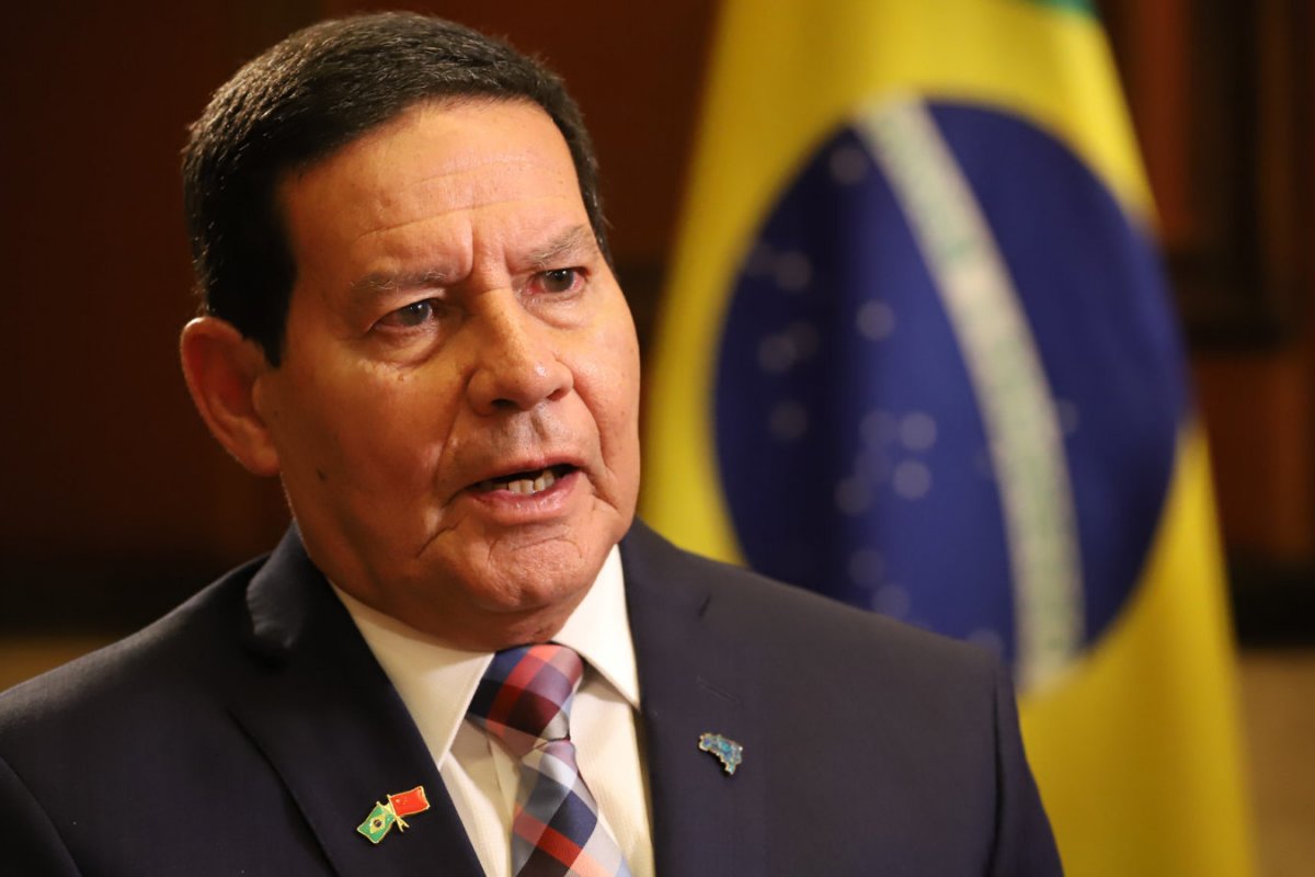 "Diplomaticamente, está errado", diz Mourão sobre reação da China a critica de Eduardo Bolsonaro