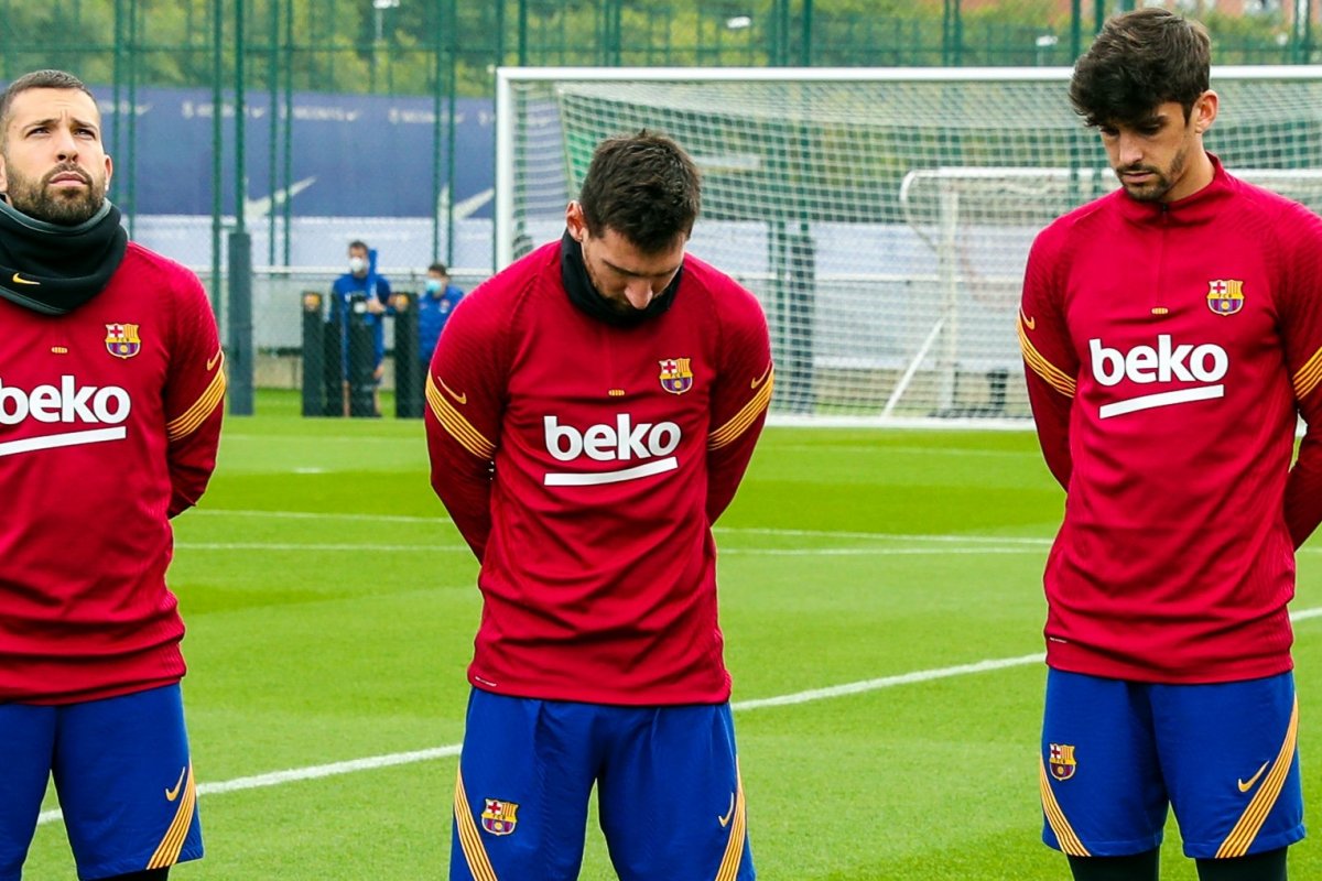 Messi fica emotivo durante homenagem do Barcelona para Maradona