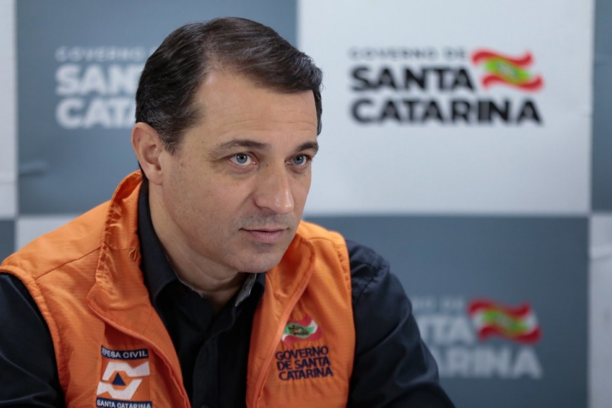 Governador de SC é absolvido em processo de impeachment e retorna ao cargo