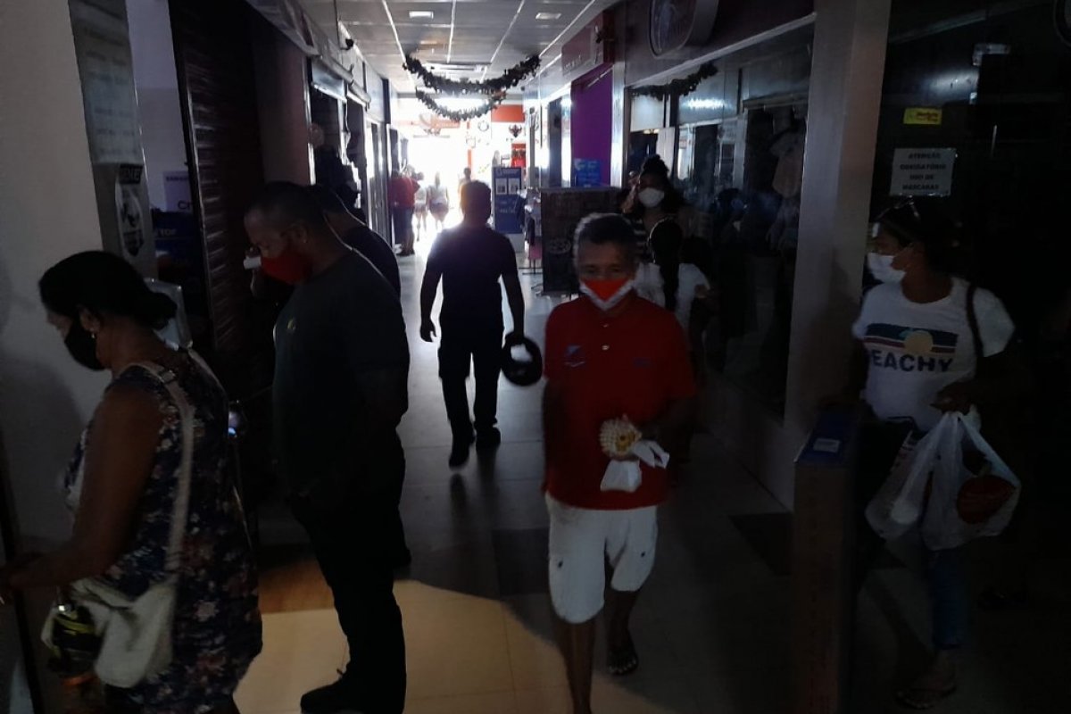 Lojistas são surpreendidos com "apagão" durante Black Friday em Macapá