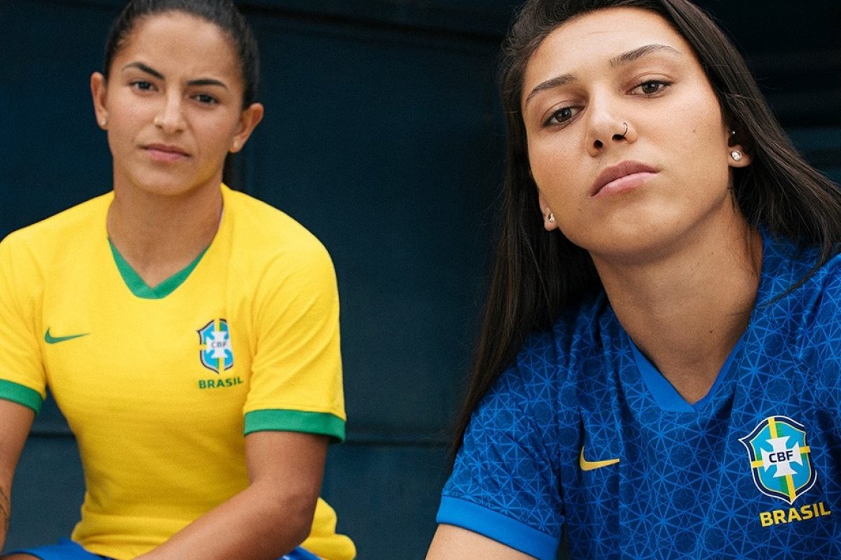 Em momento histórico, seleção feminina do Brasil estreia nova camisa sem estrelas do masculino