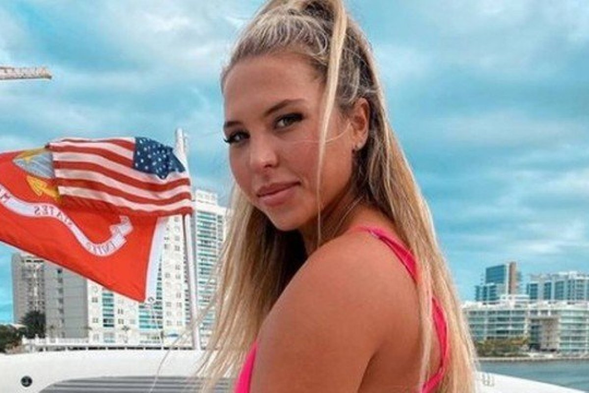 "Sou religiosa e vou à missa", diz modelo que teve foto curtida por conta do Papa no Instagram 