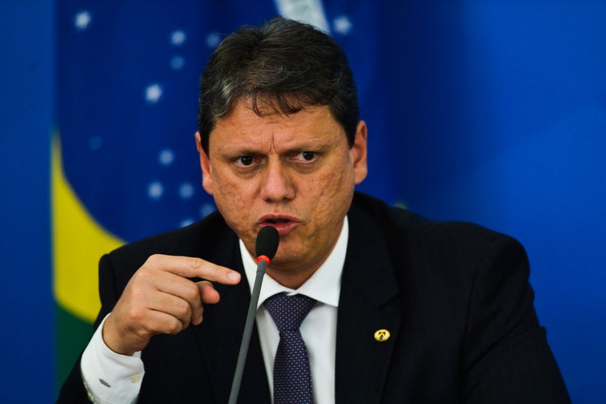Ministro Tarcísio Freitas testa positivo para a covid-19