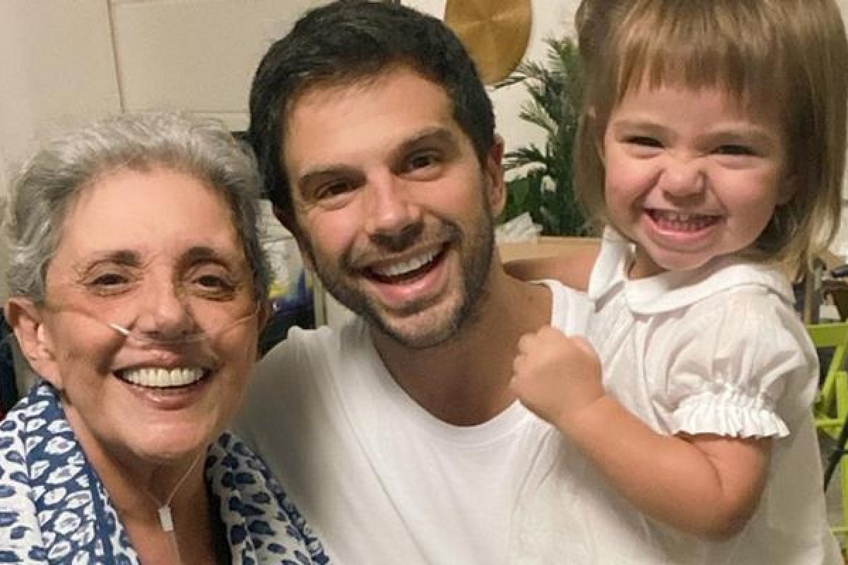 Duda Nagle posa em família e celebra o retorno da mãe para casa