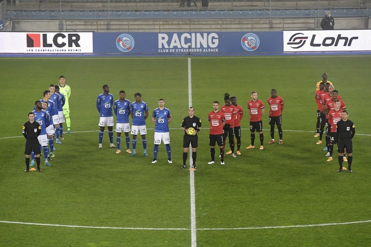 Em campeonato francês, jogadores formam letra 'M' em campo em homenagem a Maradona