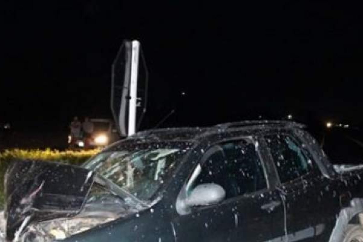 Três pessoas ficam feridas em colisão entre picape e carreta no oeste da Bahia