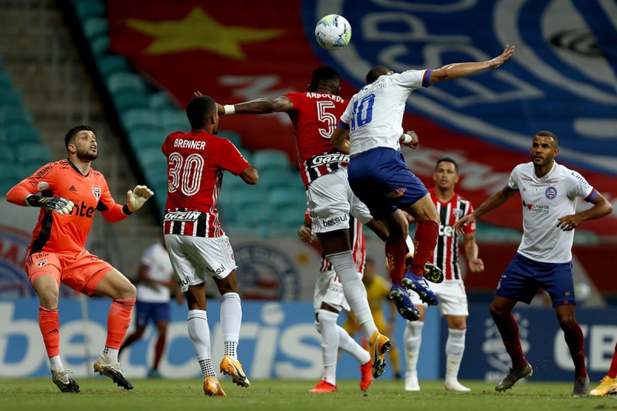 Com apagão no segundo tempo, Bahia leva três gols e perde para São Paulo no Brasileirão