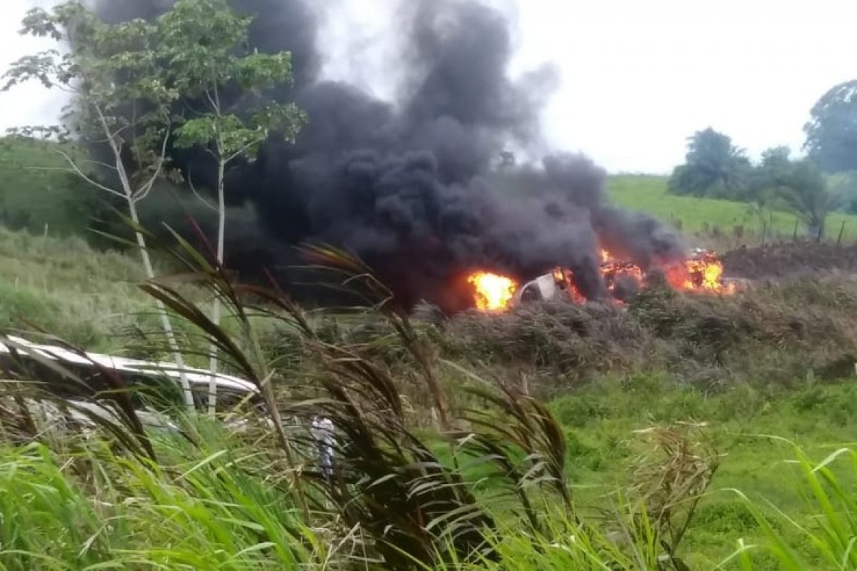 Carreta carregada de combustível pega fogo após batida com caminhonete e ônibus