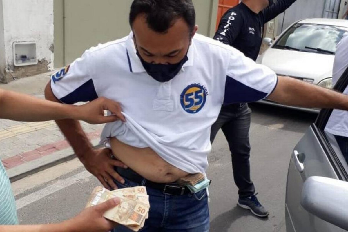 PF flagra irmão de prefeito com R$ 1 milhão escondido na cueca