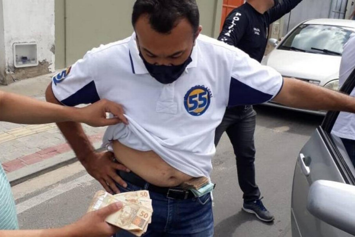 PF flagra irmão de prefeito com R$ 1 milhão escondido na cueca