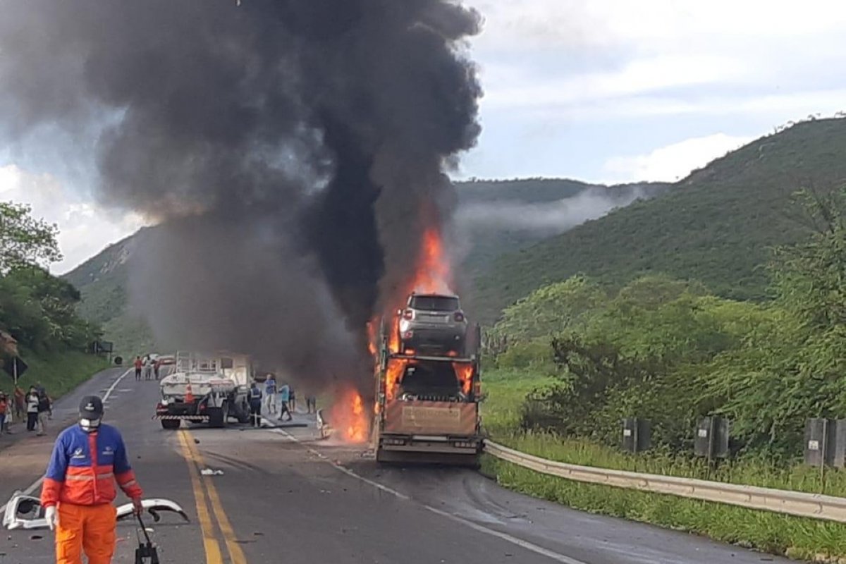 Acidente envolvendo carro e carreta-cegonha deixa 2 mortos na BR-116