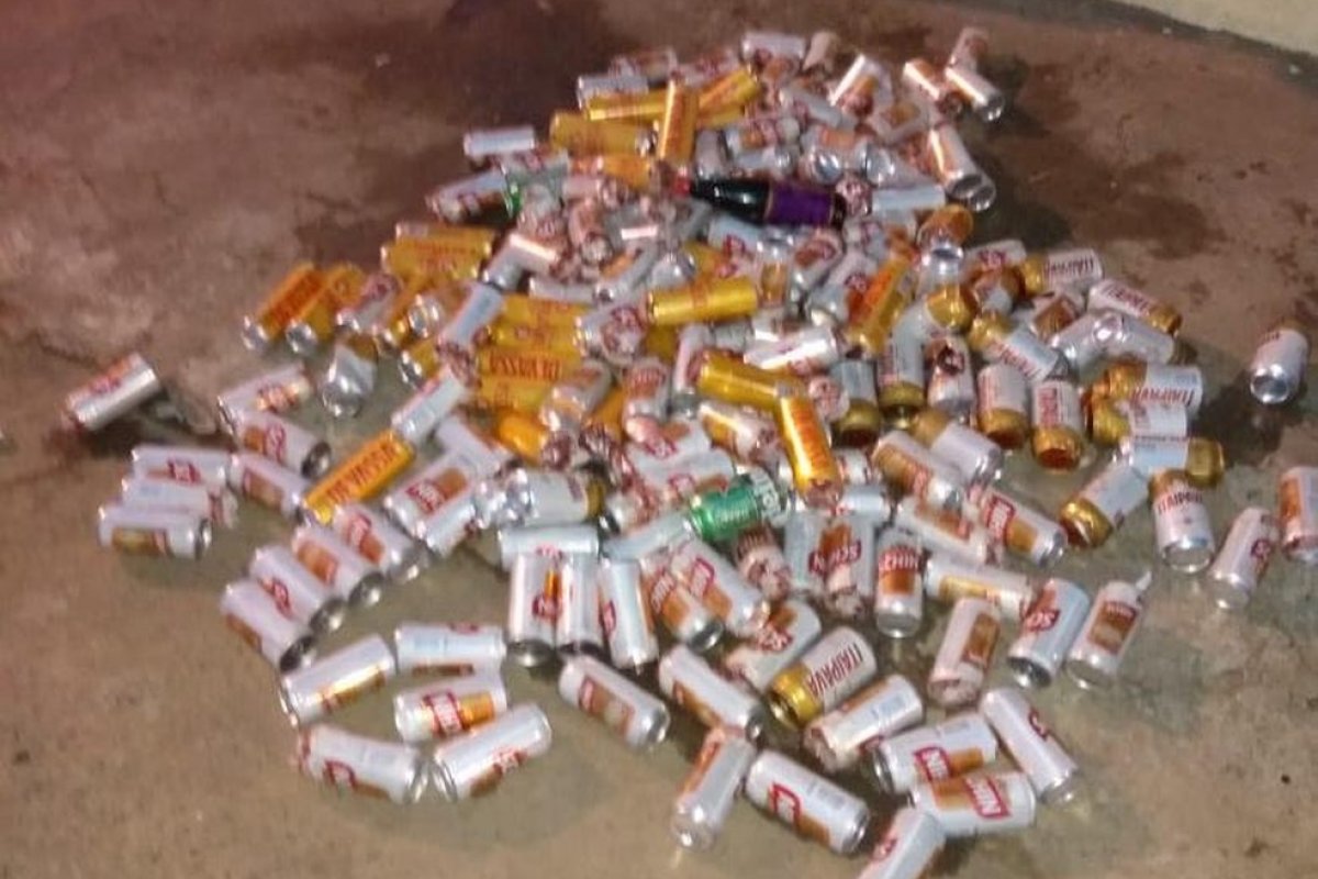 Oito sacolas com bebidas alcoólicas são apreendidas em matagal perto de penitenciária em Salvador