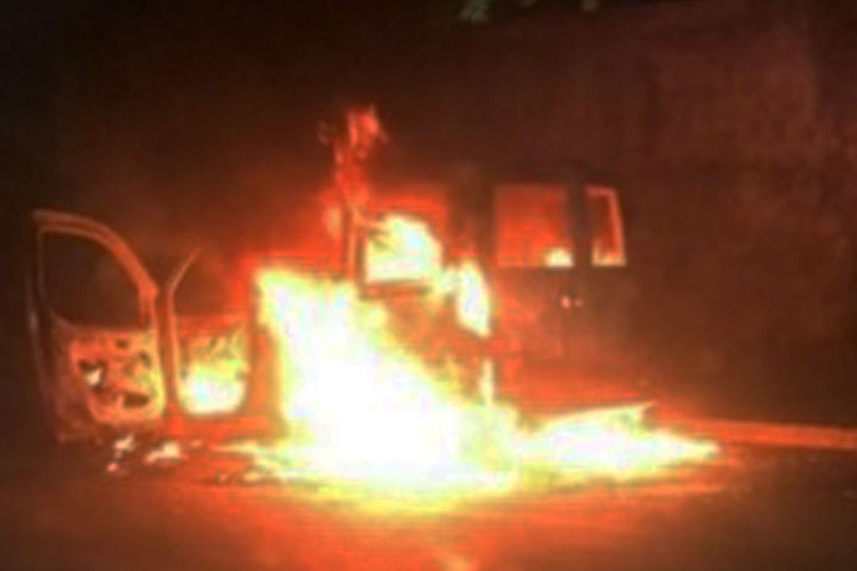 Carro pega fogo na Avenida Paralela e deixa um ferido